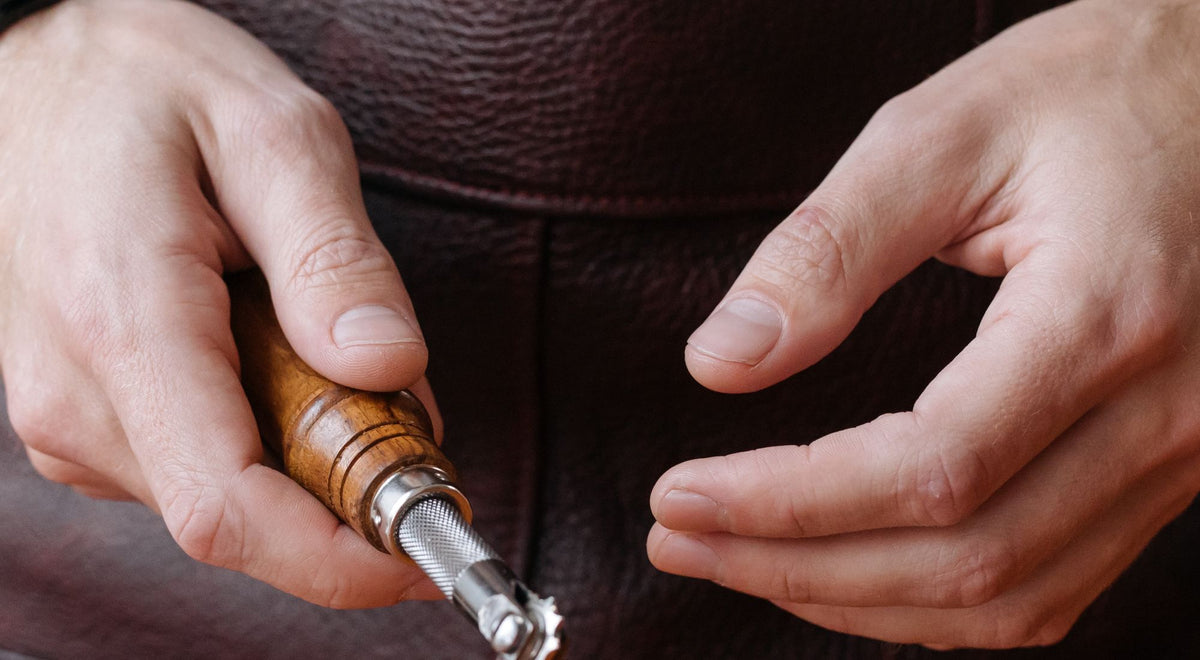 Gros plan sur la texture d'un tablier en cuir brun d'artisan