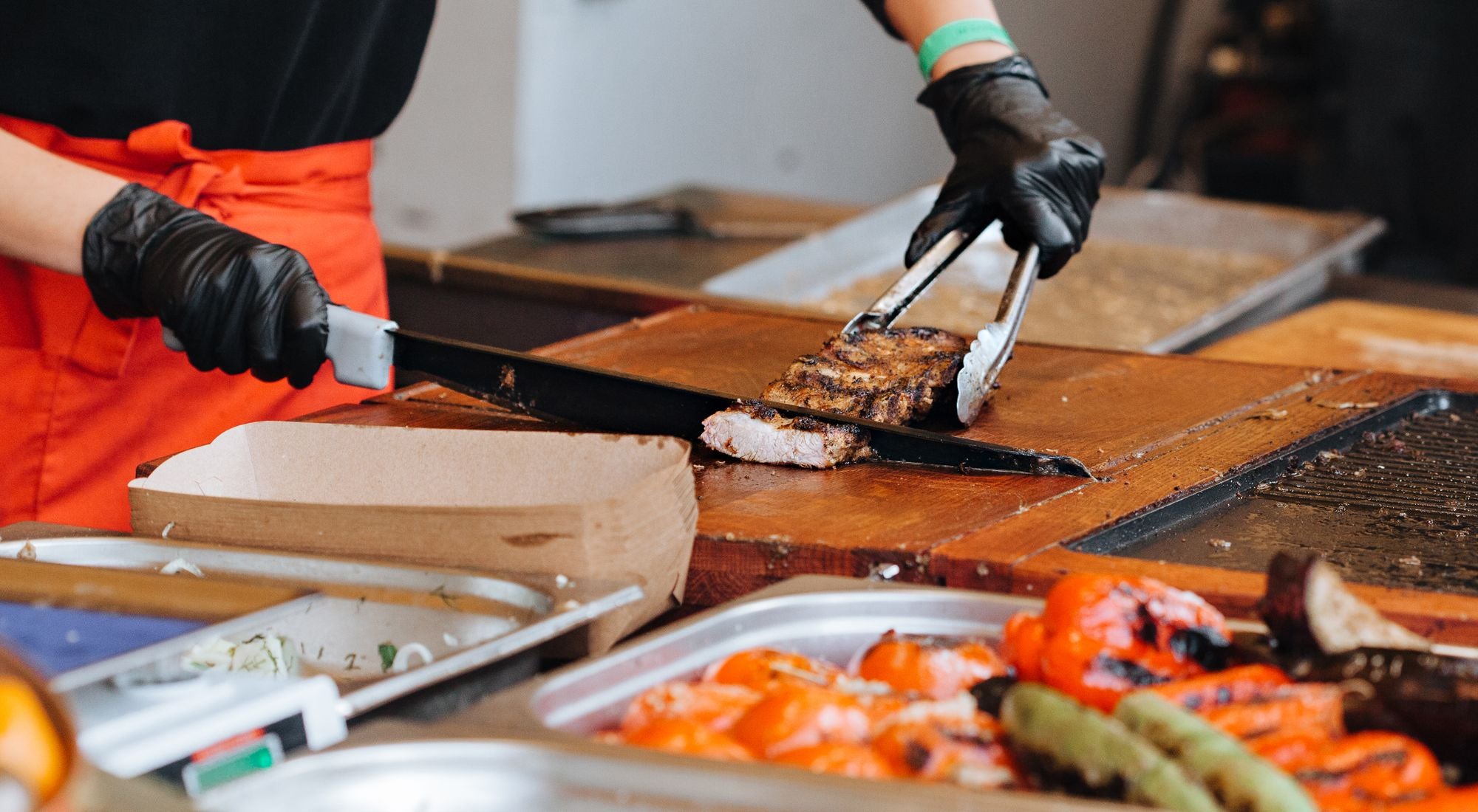 Tablier en cuir porté par un professionnel en cuisine, symbole de robustesse et d'élégance