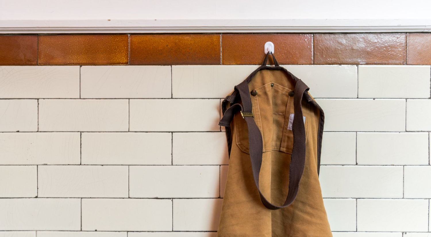 Tablier de cuisine personnalisé avec broderie prénom accroché dans une cuisine chaleureuse