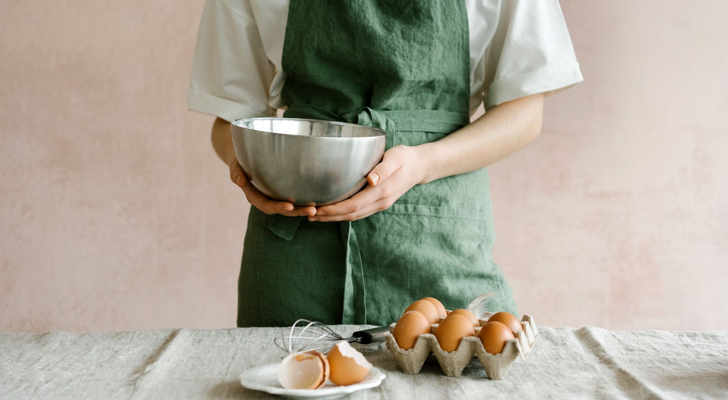 Chef portant un tablier de cuisine en lin naturel devant les fourneaux