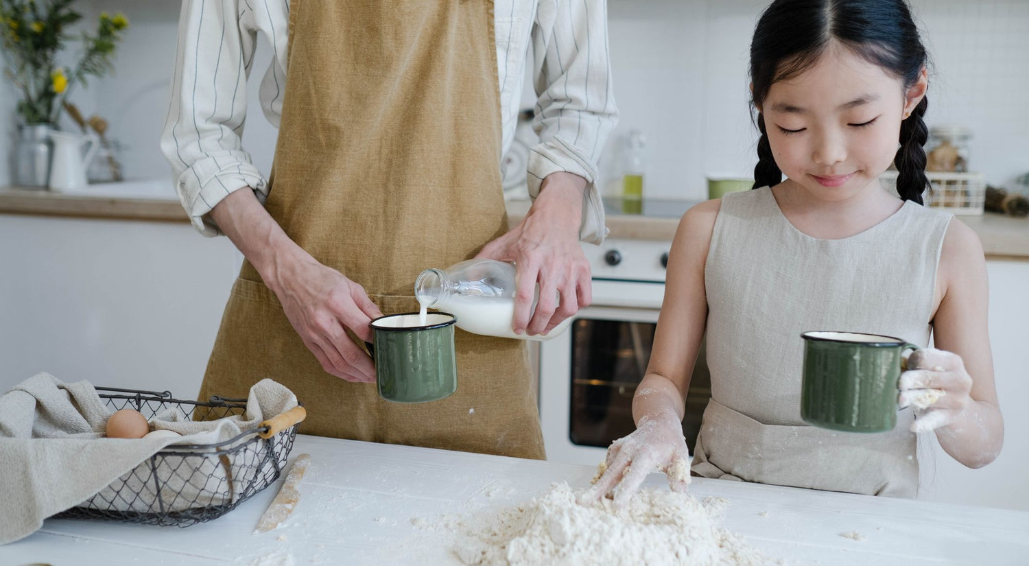 Tablier personnalisé posé sur une table en bois, idée cadeau pour la fête des pères